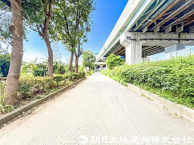 【前面道路】前面道路は車通りも少なく小さなお子様がいるご家庭でも安心です