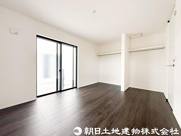 【洋室】落ち着きある雰囲気の洋室は、ゆったりとくつろげる住空間。収納もしっかり備え、室内をすっきり保てます。