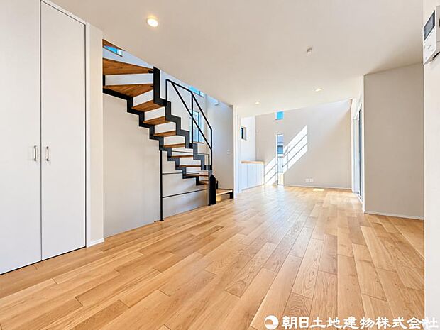 【リビング】ナチュラルな内装デザインが心地よいリビング。家具配置もしやすく、ライフスタイルに合わせた空間づくりが楽しめます。
