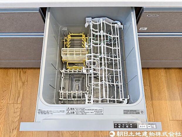 【食洗機】食器の出し入れがスムーズなスライドタイプ、節水効果だけでなく、効率的にセットできるスマートかつ食後のお片づけもスピーディーにできます。