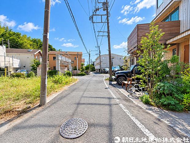 【前面道路】前面道路は車通りも少なく小さなお子様がいるご家庭でも安心です