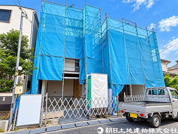 深く豊かな緑と爽快な空を感じるまさに湘南に暮らす心地よさを存分に堪能いただける邸宅です。