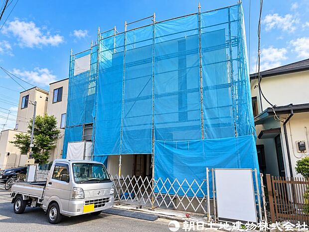 毎日のお散歩も快適な緑に恵まれたエリアは伸び伸びスローライフを叶えてくれます。自然豊富な季節の移ろいを身近に感じられる環境でストレスフリーな生活をお送りください。