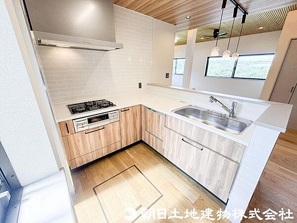 【L型キッチン】L字型に配置されたキッチンで、作業スペースを確保しながら効率よく調理ができる使い勝手のいい設計です。