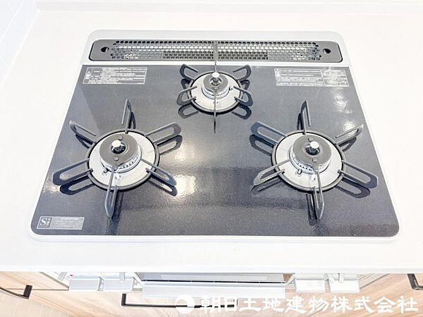 【コンロ】3口コンロは同時に複数の調理ができ、料理の効率がアップ。忙しい日でもスムーズに調理でき、家族分の食事準備も快適です。