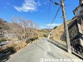 【前面道路】前面道路は車通りも少なく小さなお子様がいるご家庭でも安心です