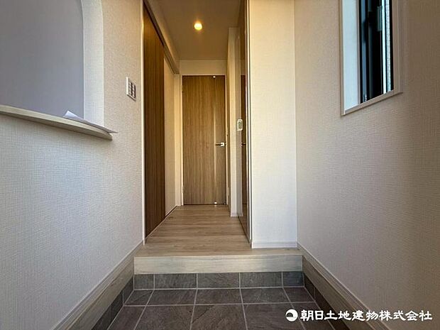 お客様をお迎えする玄関は落ち着いた雰囲気。