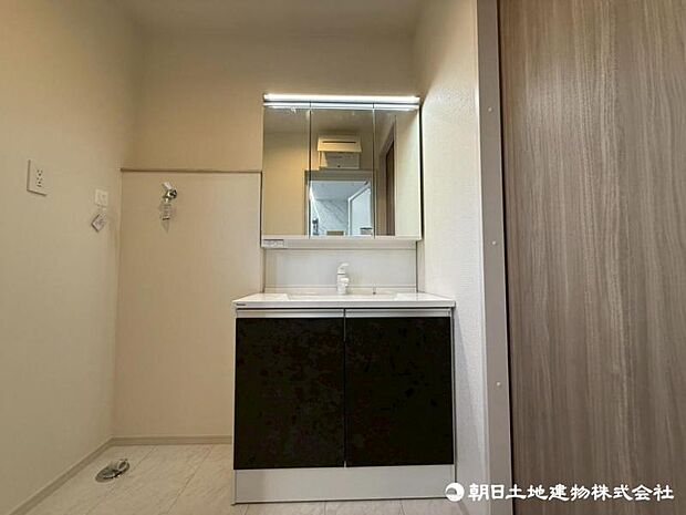 ゆとりの洗面スペースで朝の身支度も快適スムーズに。鏡で髪のセットやお化粧もストレスなくこなせ、朝から気分良く通勤通学に向かえそうですね!たっぷりと収納スペースを標準装備!