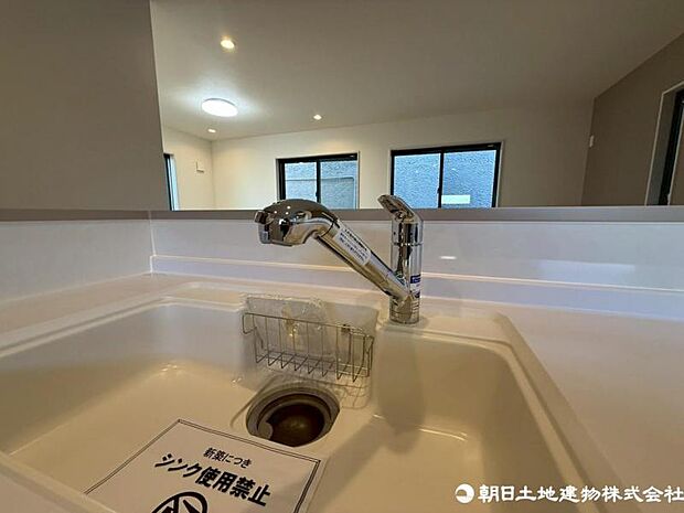 浄水器付きでいつでもおいしい水をいつでも手軽に使えます。飲み水やお料理にも安心ですね♪