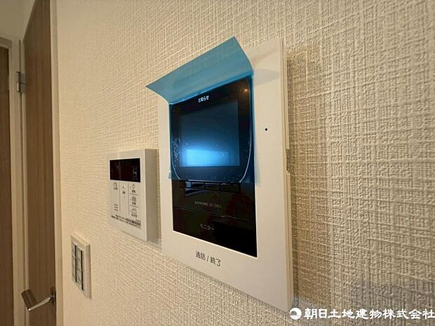 「見える安心」をカタチにしました。誰が来てもわかる様にモニター付きインターホンを設置。家事導線を考慮した個所に設置し、防犯性と利便性に優れ快適と安らぎを合わせた優しい設計。