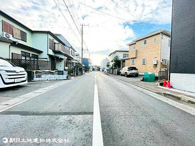前面道路も幅員があり車の運転も安心！
