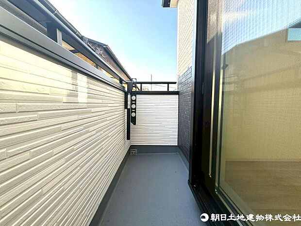 太陽の温かな温もりをめいいっぱい受け止めてくれます。太陽の光と爽やかな風を受けたお洗濯物はあっという間に乾き、取りこむ時には太陽の匂いを感じられそうですね。