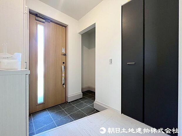 玄関はお客様をお出迎えする最初の場所、帰ってくる時に入る最初の場所。そんな場所だからこそ、より良い空間に…。