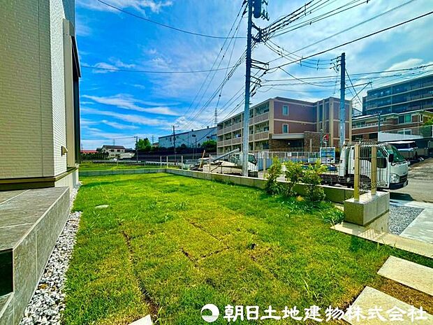 毎日の暮らしの中に癒しを与えてくれるお庭スペース。小さなお子様の遊び場にもちょうど良い空間です。