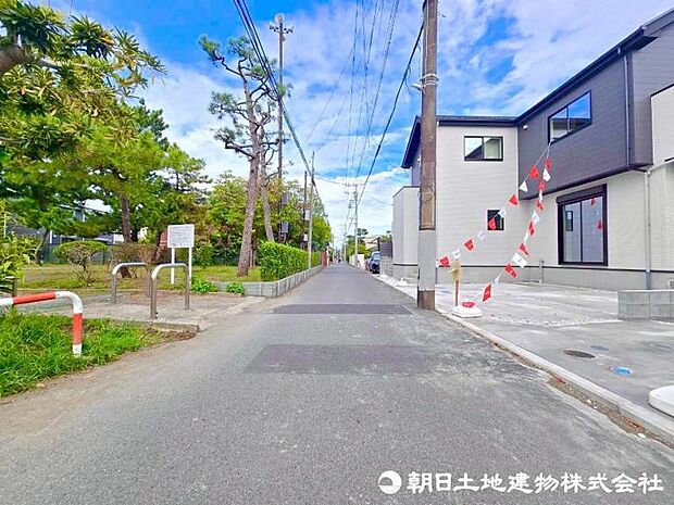 前面道路は閑静な住宅地で車通りの少ない道路です。