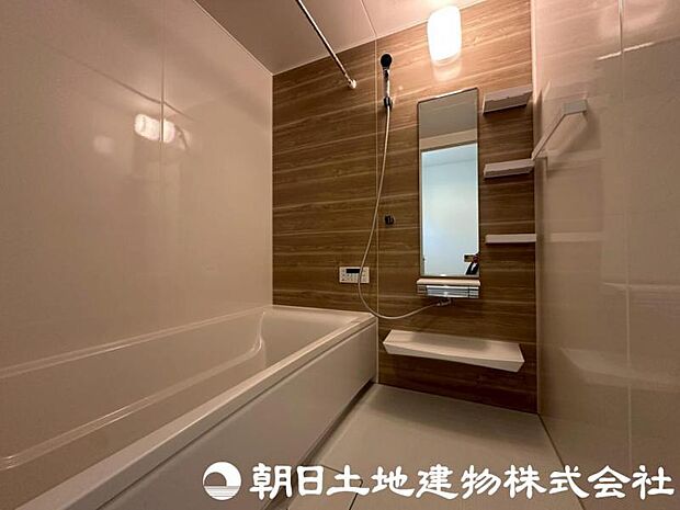 ゆったり入れる一坪バス。足を伸ばして入れるサイズは一日の疲れ癒すのに嬉しい広さですね。