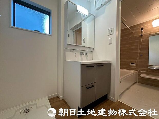 ゆとりの洗面スペースで朝の身支度も快適スムーズに。