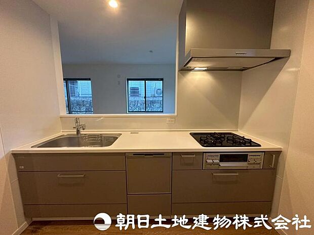 使い勝手の良いシステムキッチン、作業スペースが広くとれるだけでなく、収納スペースもしっかり確保。