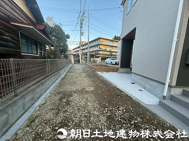 前面道路は閑静な住宅地で車通りの少ない道路です。