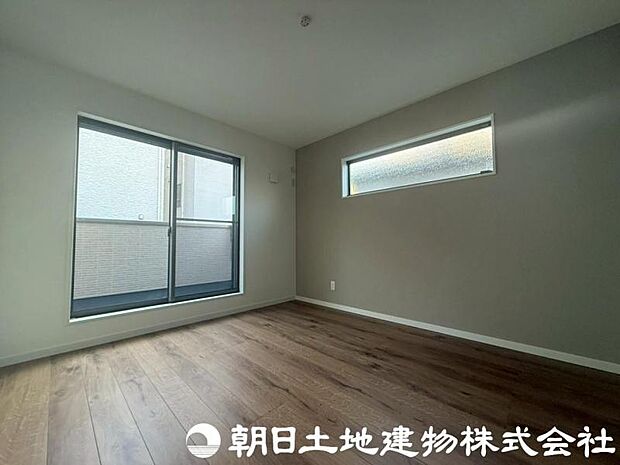 時を忘れて過ごす場所として過ごせるお部屋。大きな窓から明るい光がたっぷり差し込みます。