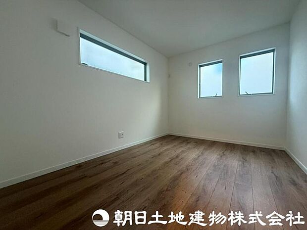 時を忘れて過ごす場所として過ごせるお部屋。大きな窓から明るい光がたっぷり差し込みます。