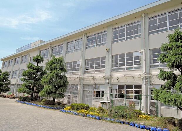 今宿小学校まで徒歩約12分。