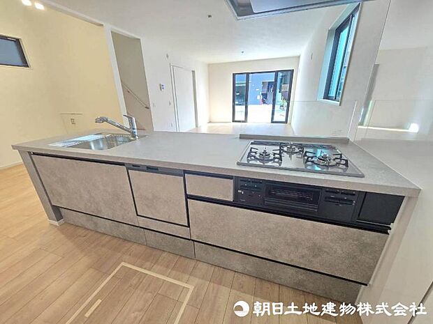 使い勝手の良いシステムキッチン、作業スペースが広くとれるだけでなく、収納スペースもしっかり確保。