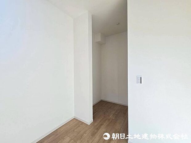 ウォークインクローゼット。衣類だけでなく、箱物や思い出の品もたっぷり収納できます。