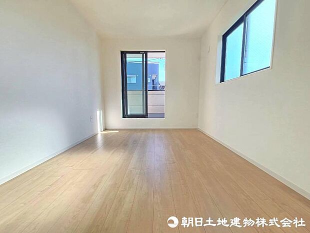 時を忘れて過ごす場所として過ごせるお部屋。大きな窓から明るい光がたっぷり差し込みます。