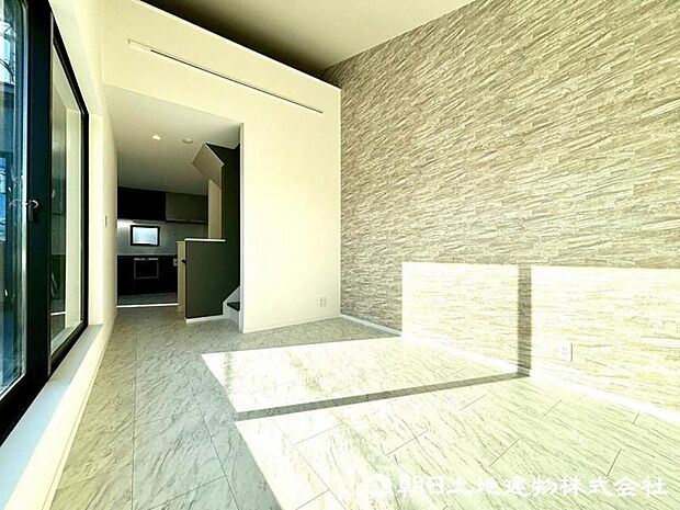 柔らかな色合いのフローリングと清潔感の溢れるクロスが明るい空間を創り出しているリビングダイニング。