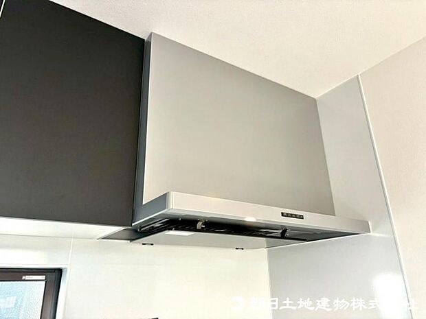 昨今主流のスリムタイプのレンジフード。見た目もスタイリッシュ。