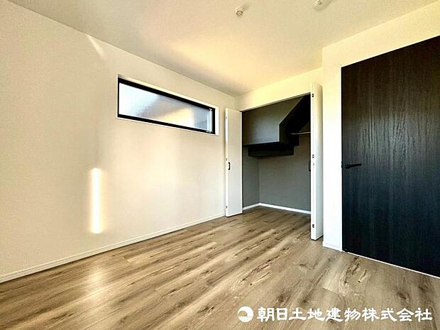クローゼット付きの居室。寝室や子供部屋など、ライフスタイルに合わせてお使いください。