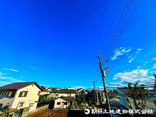 気持ちのいい空が見渡せる広いバルコニー。爽やかな風を感じて、心躍る素敵な暮らしがはじまります。