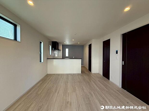 柔らかな色合いのフローリングと清潔感の溢れるクロスが明るい空間を創り出しているリビングダイニング。