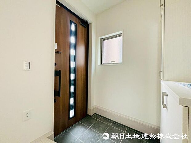 お客様をお迎えする玄関は落ち着いた雰囲気。