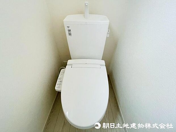 洗浄機能付き便座を標準装備。冬の寒い時期には暖房機能も活躍。快適にご利用いただけます。