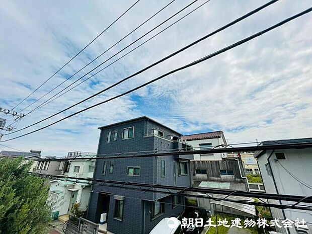 気持ちのいい空が見渡せる広いバルコニー。爽やかな風を感じて、心躍る素敵な暮らしがはじまります。