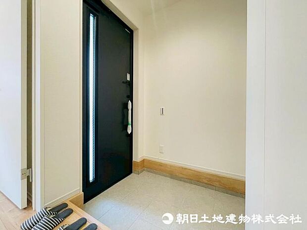 お客様をお迎えする玄関は落ち着いた雰囲気。