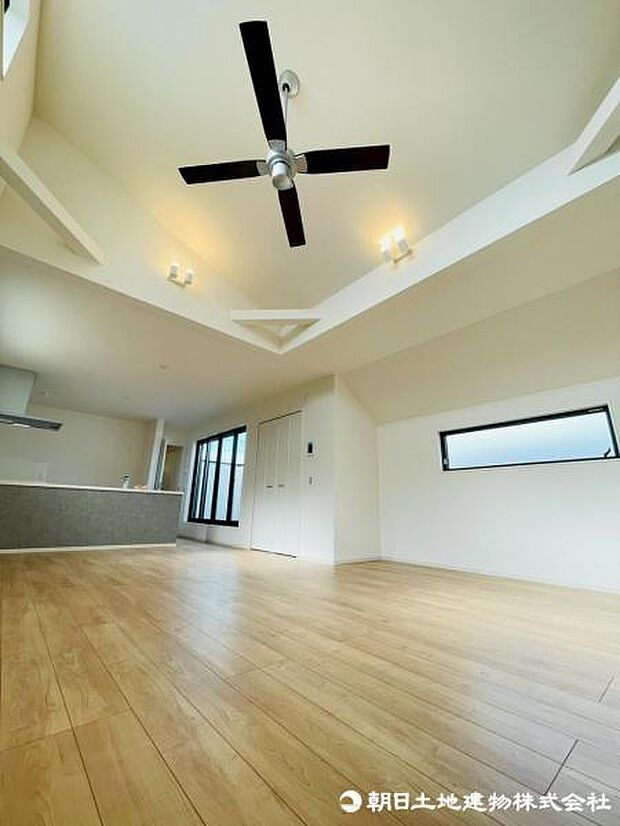 開放感と採光にこだわった広々LDK上部は吹き抜け仕様に。数字以上の広さを感じられます。