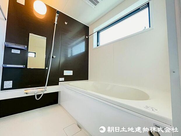 ゆったり入れる一坪バス。足を伸ばして入れるサイズは一日の疲れ癒すのに嬉しい広さですね。