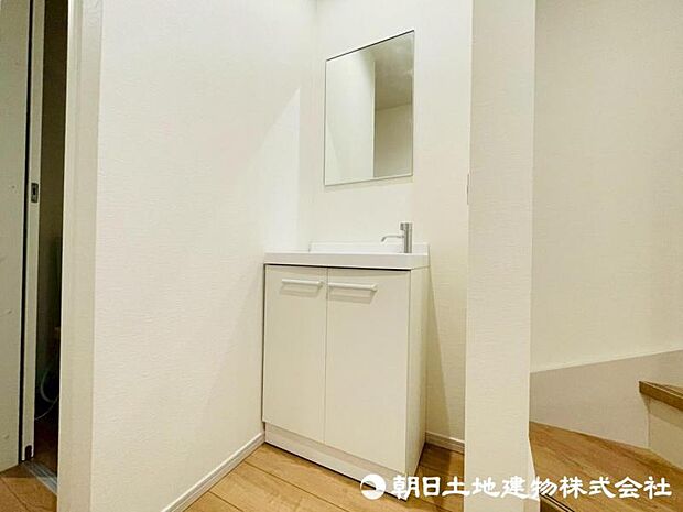 玄関入ってすぐに洗面台があるので、手洗いができ風邪など感染予防にも一役買います。
