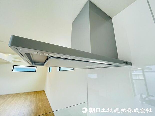 昨今主流のスリムタイプのレンジフード。見た目もスタイリッシュ。