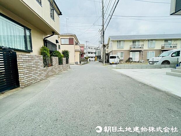 前面道路も幅員があり車の運転も安心！前面道路は閑静な住宅地で車通りの少ない道路です。