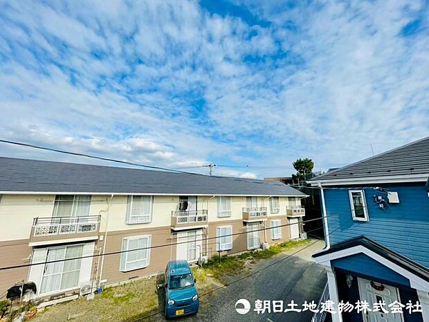 気持ちのいい空が見渡せる広いバルコニー。爽やかな風を感じて、心躍る素敵な暮らしがはじまります。