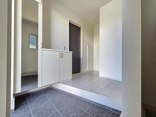 お客様をお迎えする玄関は落ち着いた雰囲気。