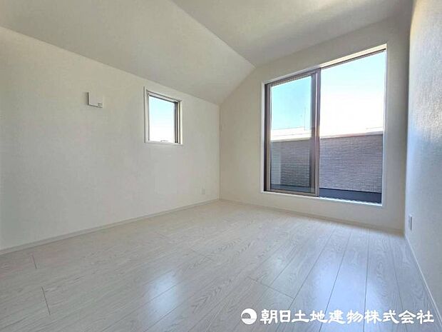 時を忘れて過ごす場所として過ごせるお部屋。大きな窓から明るい光がたっぷり差し込みます。