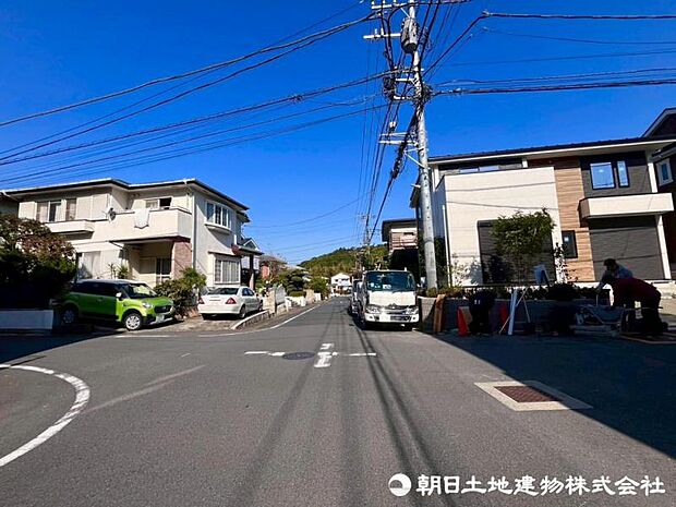 前面道路も幅員があり車の運転も安心！前面道路は閑静な住宅地で車通りの少ない道路です。