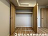 収納：普段着やスーツはもちろんのこと、コート類などもしっかり掛けられます。