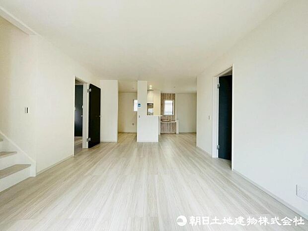 柔らかな色合いのフローリングと清潔感の溢れるクロスが明るい空間を創り出しているリビングダイニング。