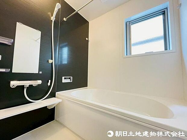 ゆったり入れる一坪バス。足を伸ばして入れるサイズは一日の疲れ癒すのに嬉しい広さですね。